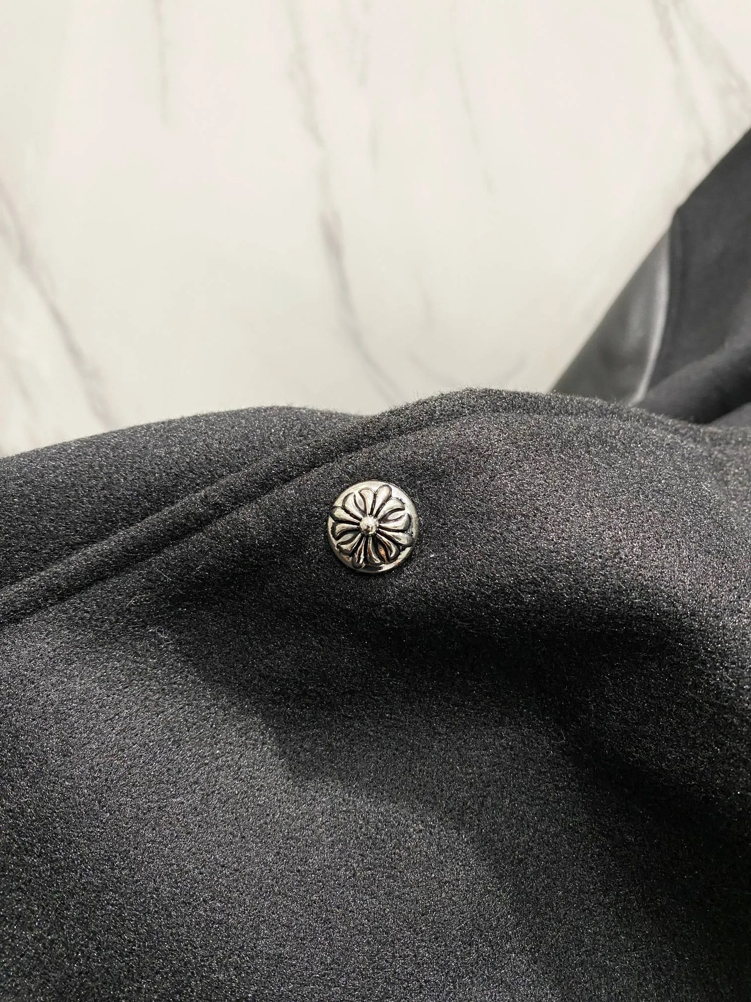 P410 Chromehearts New Crow Heart Horseshoe Cross Baseball Jacket Customized Woolen Fabric Spliced PU Leather Sleeves Heavy Design Exclusive Customized Cross Metal Decoration Full of Dark Style 🔥 Loose Fit Very Handsome for Men and Women Red Label Cross Size: S M L XL (176 145 wear M) S M L 75 77 Sleeve length 65 66 67 68 Shoulder width 54 55 56 57
